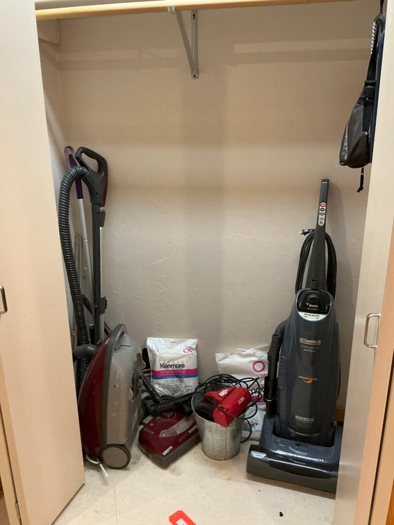 Grouping of vacuum cleaners with accessories & bags - Basement