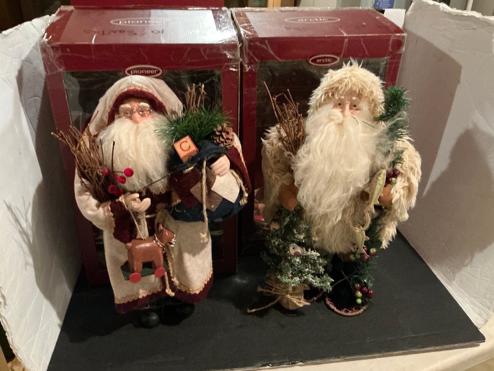 Pair of Pioneer & Arctic 16 in Santa Claus figurines - Basement