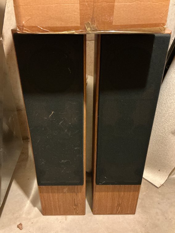Pair of tower speakers, turntable & audio components - Basement