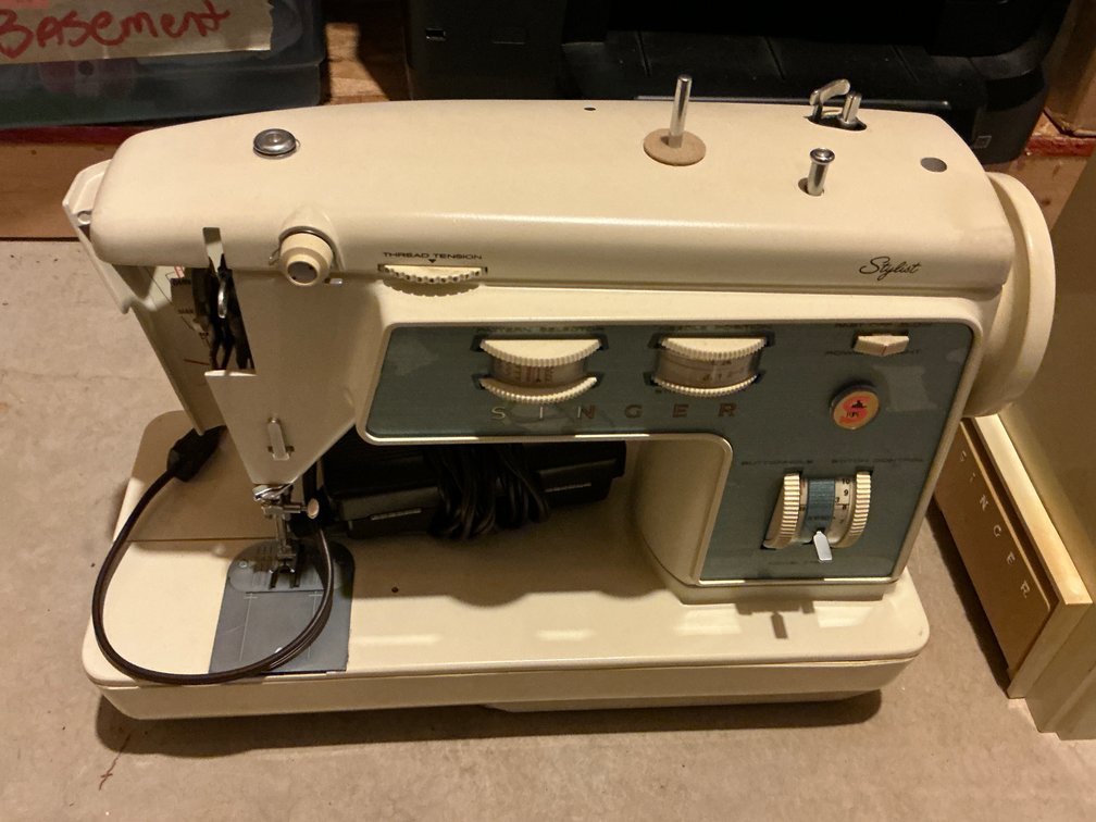 Singer Stylist sewing machine with case & foot pedal - Basement