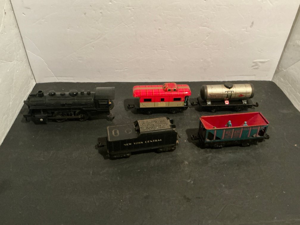 Grouping of 5 toy train pieces with 400 locomotive - Basement