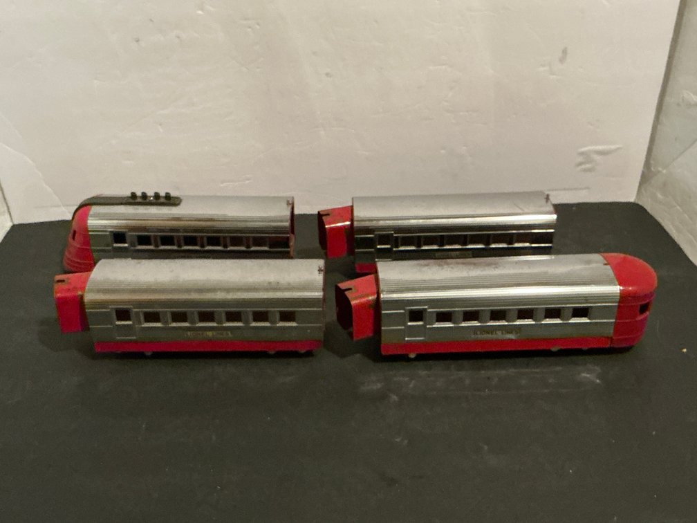Set of 4 Lionel Lines streamliner passenger train cars - Basement