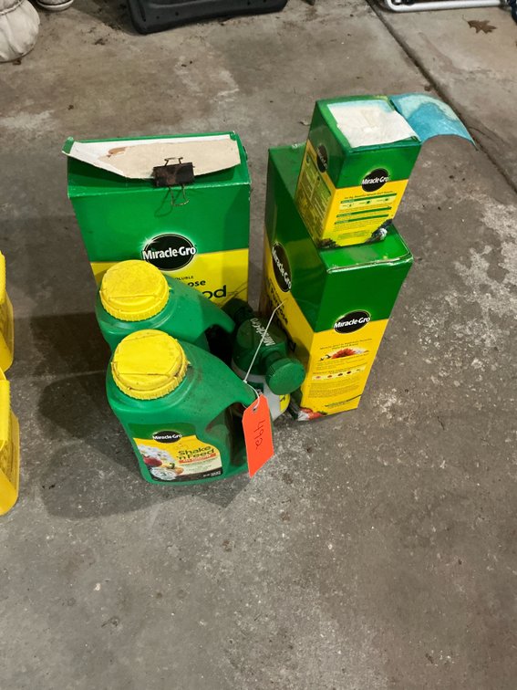 Miracle-Gro plant food & hose-end feeder assortment - Garage