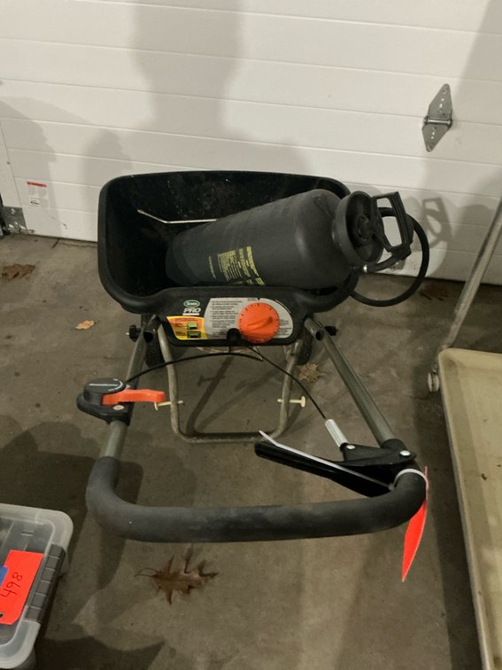 Scotts Pro EdgeGuard broadcast spreader - Garage