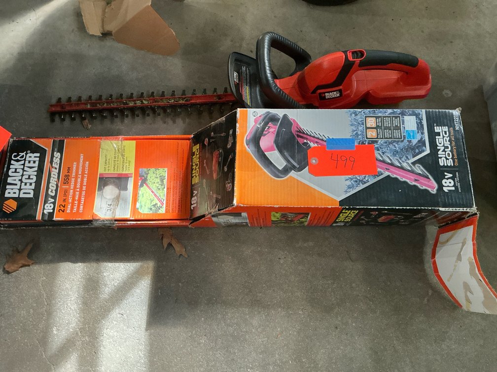 Black & Decker 18V cordless 22 in. hedge trimmer with box - Garage