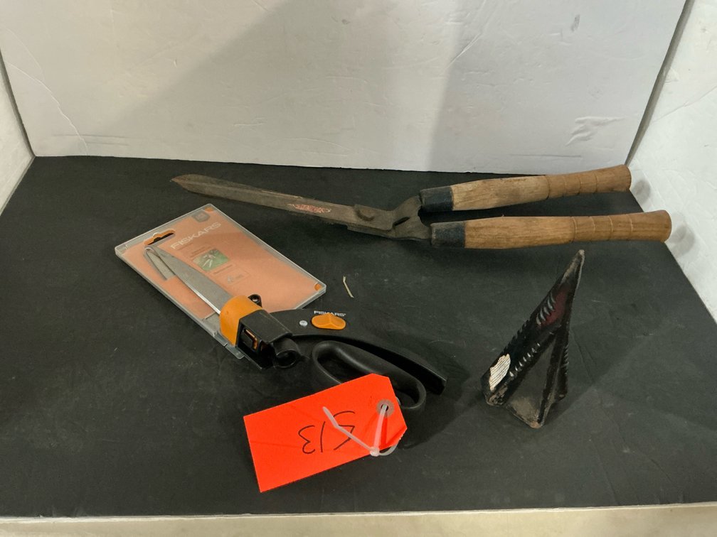 Hedge shears, grass shears & wood splitting wedge - Garage