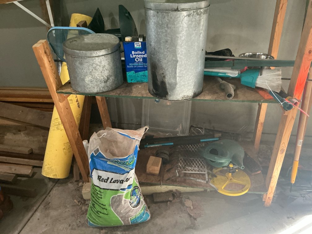 Grouping of garage & garden supplies - Garage