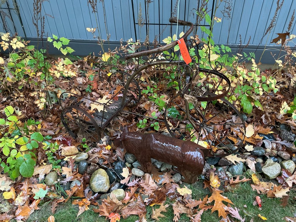 Trike planter & small metal bear decorator - Outside