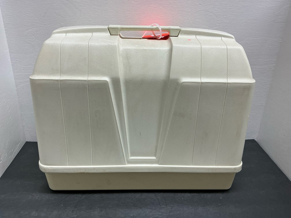 White sewing machine with carrying case & foot pedal