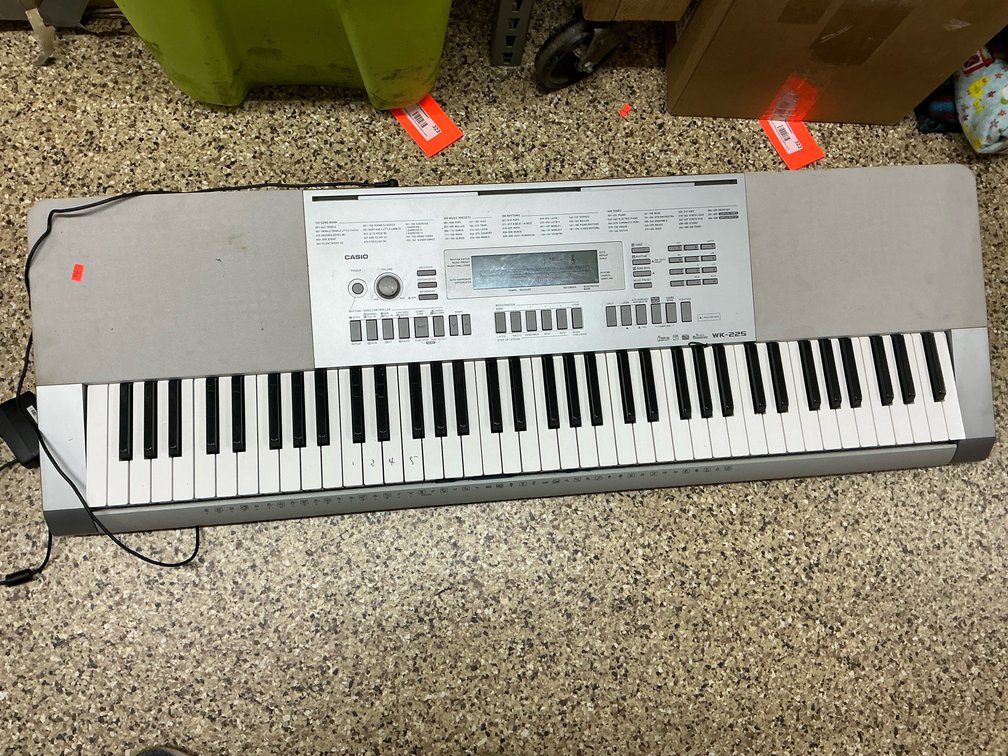Casio WK-225 76-key electronic keyboard