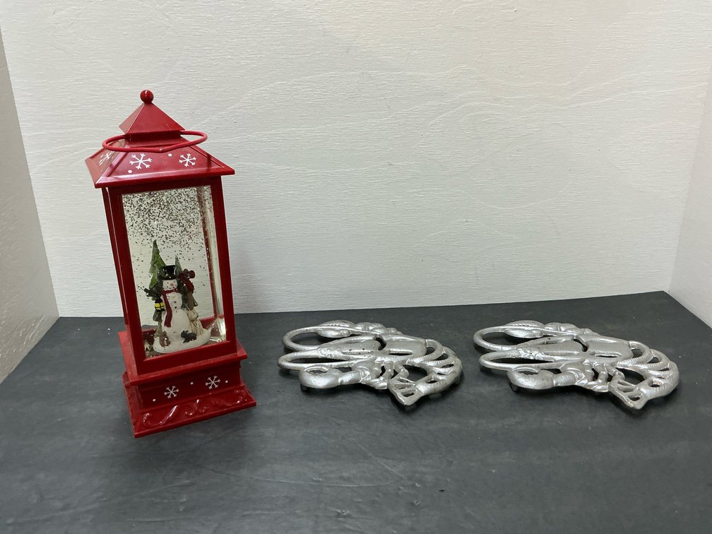 Red lantern snow globe & pair of lobster trivets