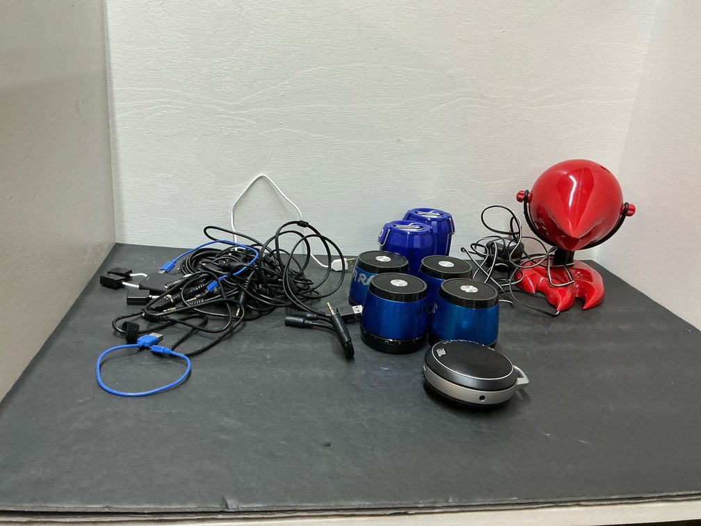 JBL & HMDX portable speakers, novelty lamp & cables