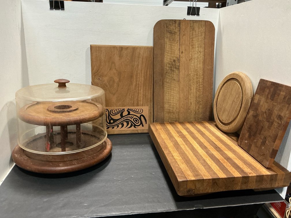 Wooden cutting boards & covered 2-tier carousel stand