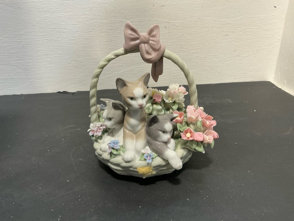 Lladró Purr-Fect porcelain figurine with box