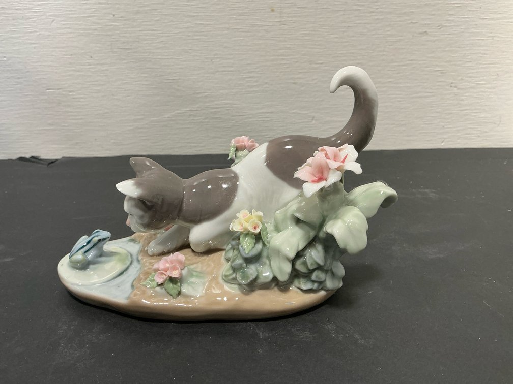 Lladró Kitty Confrontation porcelain figurine with box