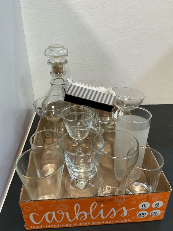 Grouping of clear glassware & decanter