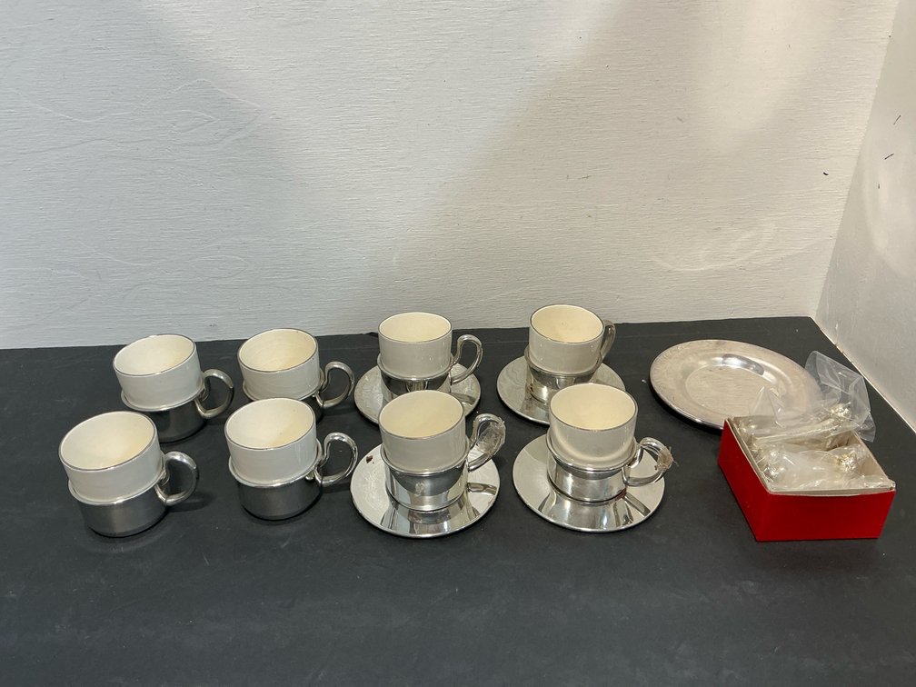 Demitasse cups with holders, saucers & cat knife rests
