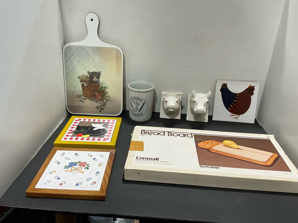 Assorted kitchen decor, cutting boards & trivets