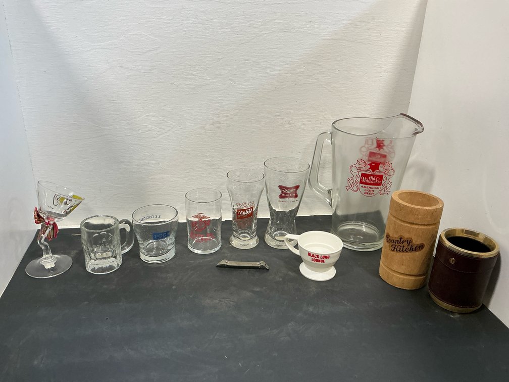 Grouping of barware with pitcher, glasses & more