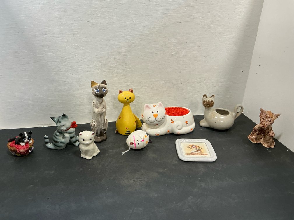 Cat-themed figurines & decorative items