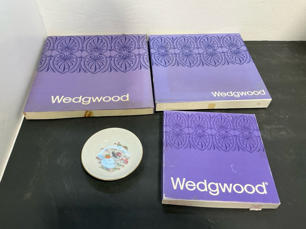 Grouping of Wedgwood decorative plates & dishes