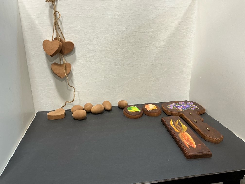 Grouping of wooden wall plaques, eggs & key rack