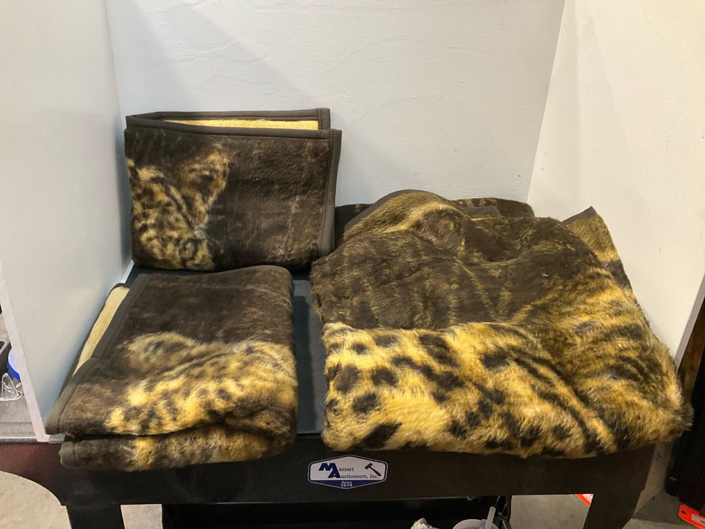 Plush pet pads & blankets
