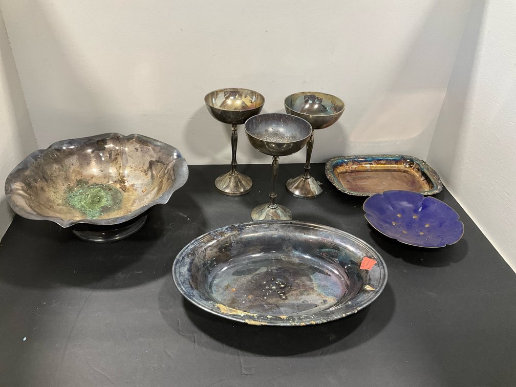 Grouping of silverplate & metal tableware pieces