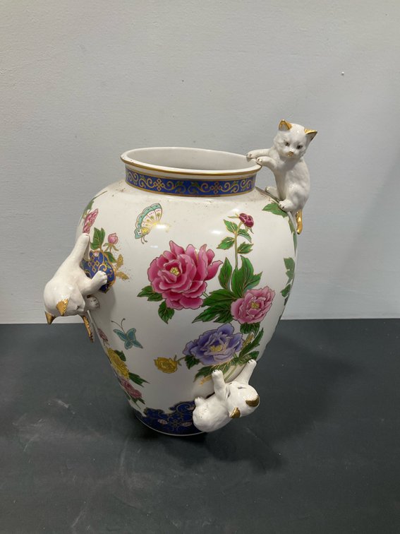 Franklin Mint The Vase of the Imperial Cats porcelain vase