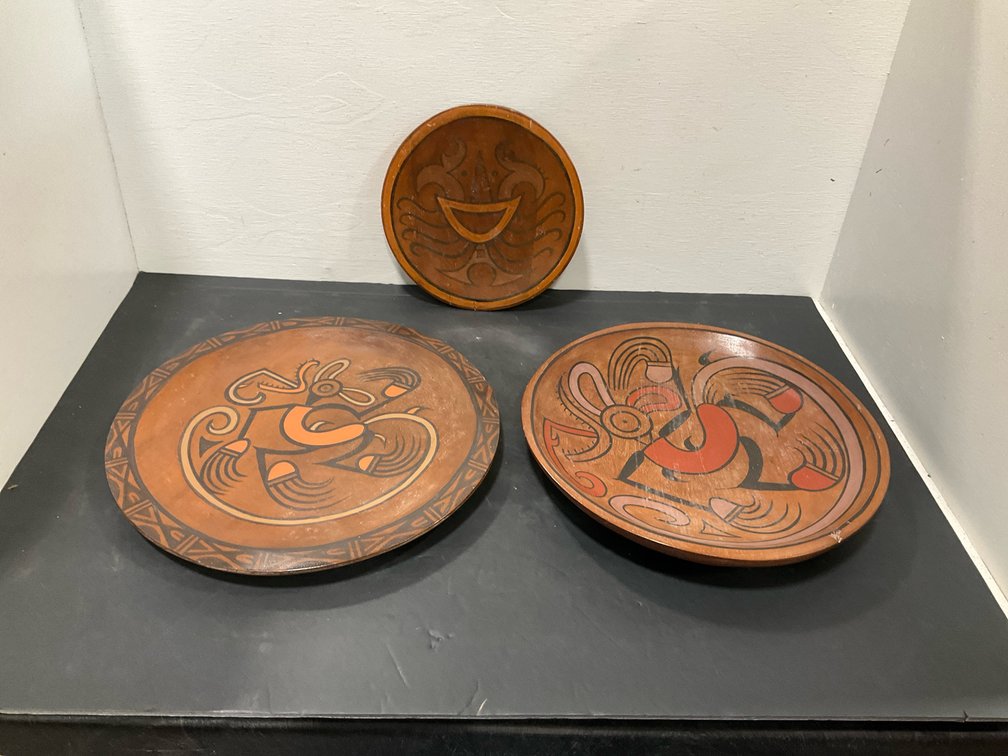 Painted Coclé motif decorative plates