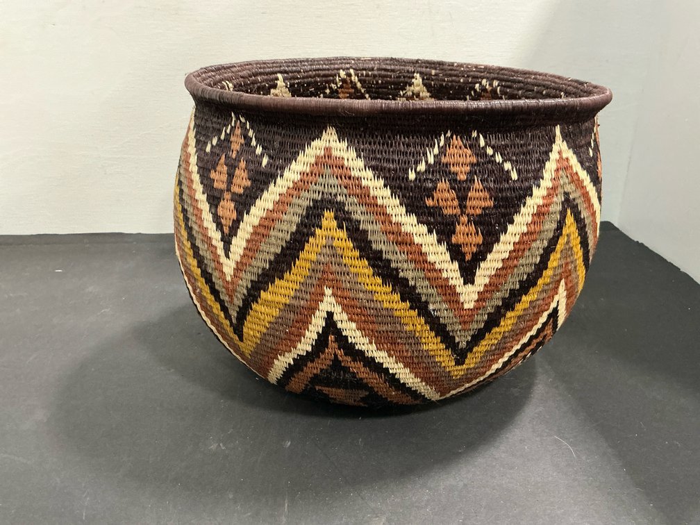 Coiled woven fiber basket with geometric pattern