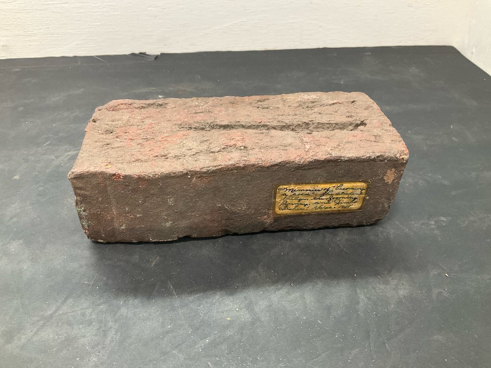Red clay brick with longitudinal groove