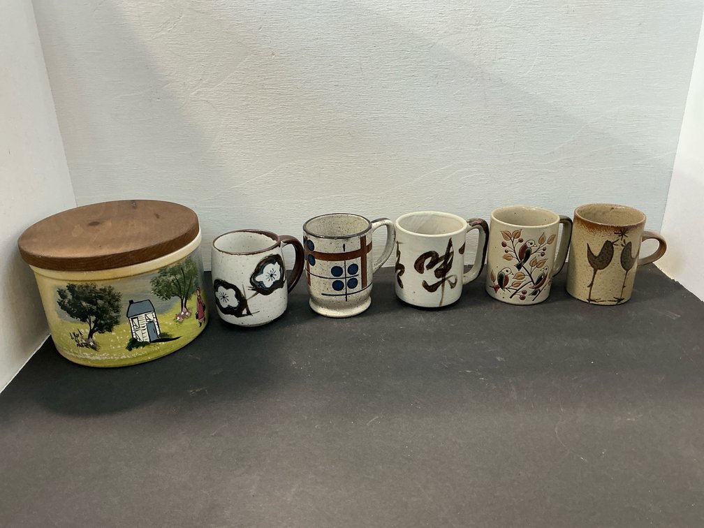 Ceramic crock with wooden lid & 5 pottery mugs