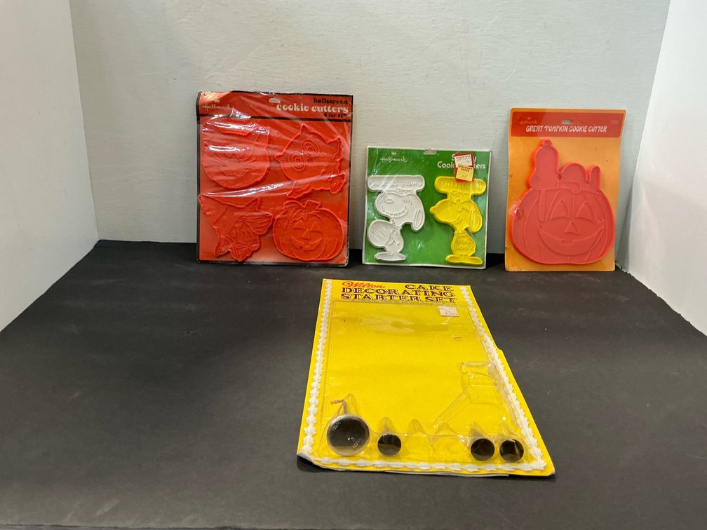 Hallmark cookie cutters & Wilton cake decorating set
