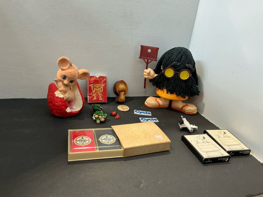 Novelty figurines, playing cards & Hallmark bookplates