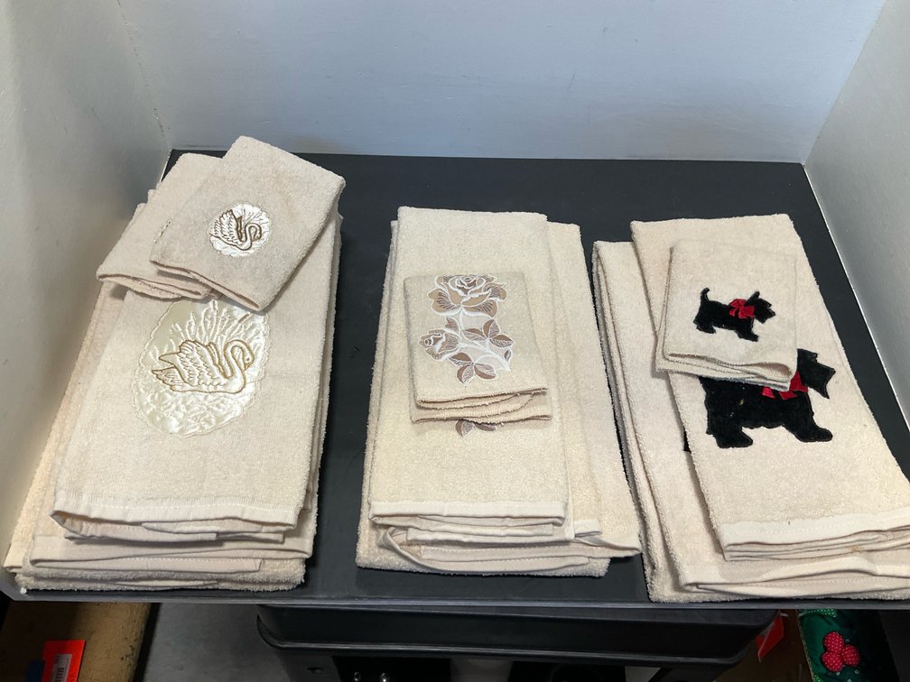 Grouping of assorted bath towels, washcloths & linens