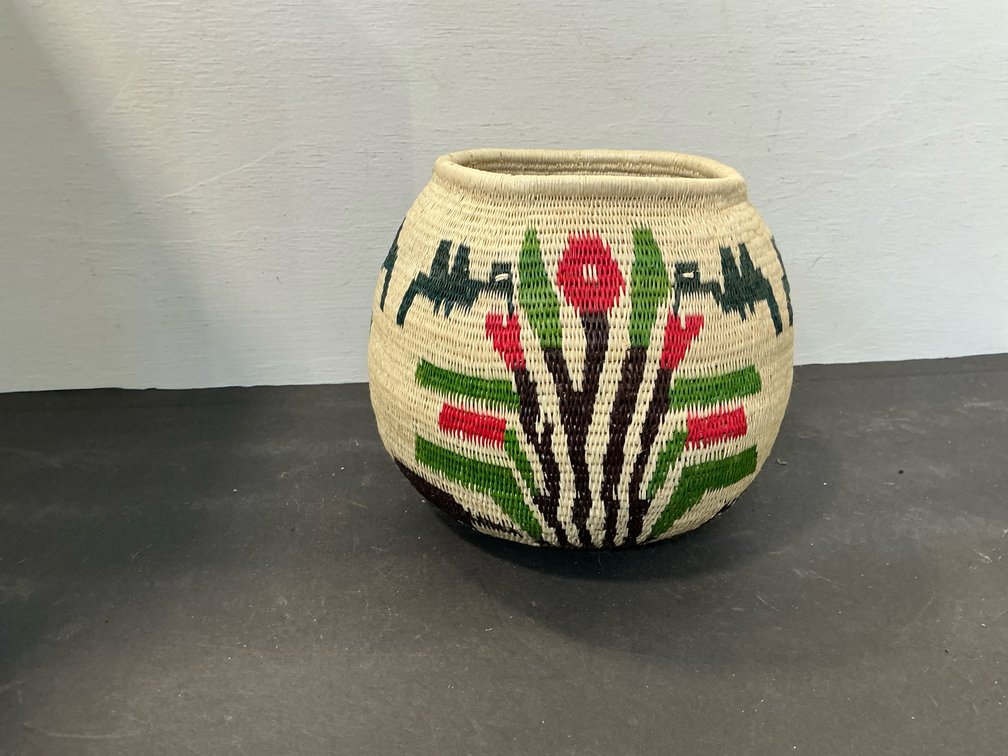Coiled woven fiber basket with floral motif