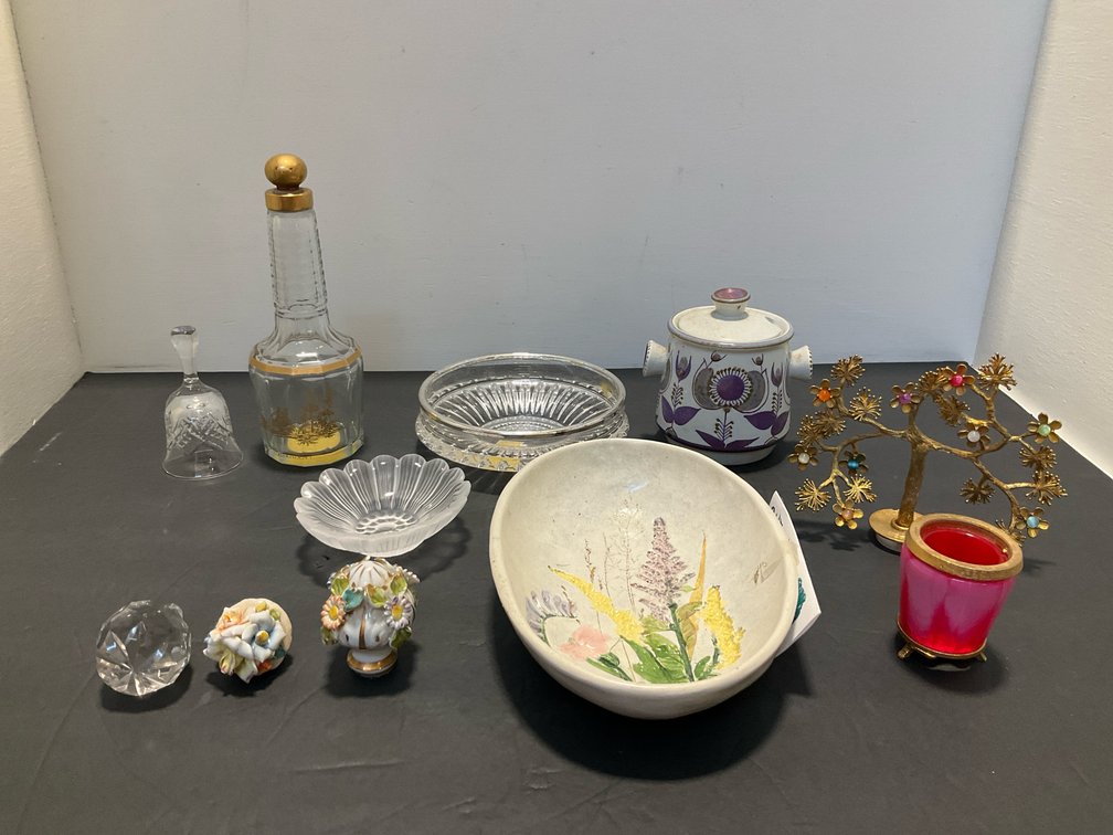 Grouping of decorative glassware, ceramics & accents