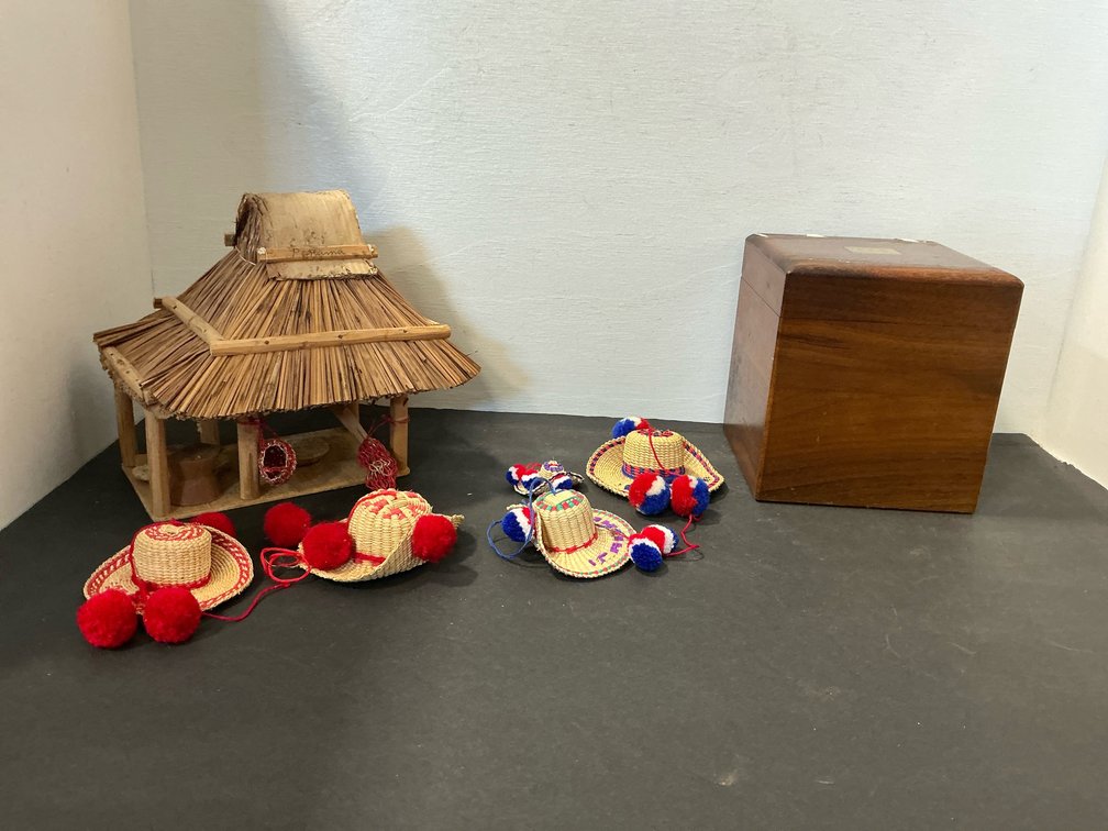 Wooden humidor box with miniature Panama hut & 5 hats