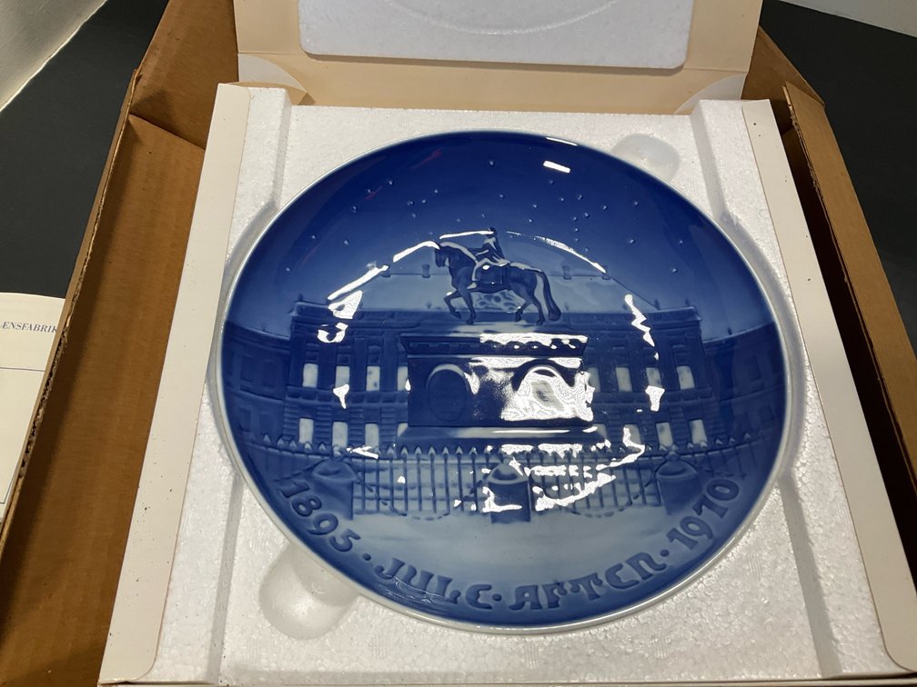 Bing & Grøndahl 1970 Jule Aften collector plate with box