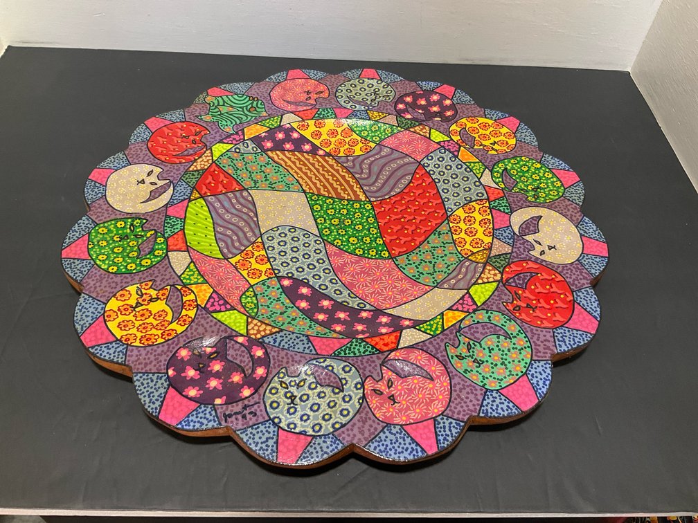 Hand-painted scalloped wood folk art cat plaque