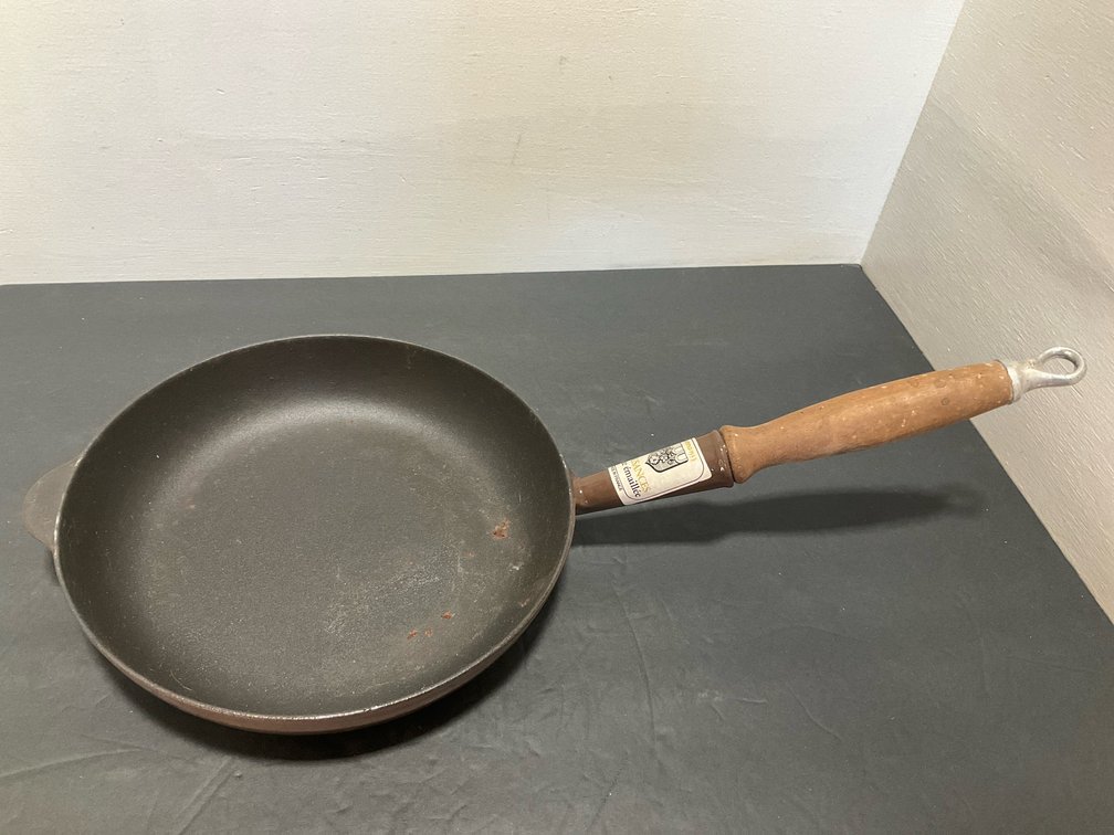 Cousances enameled cast iron skillet with wood handle