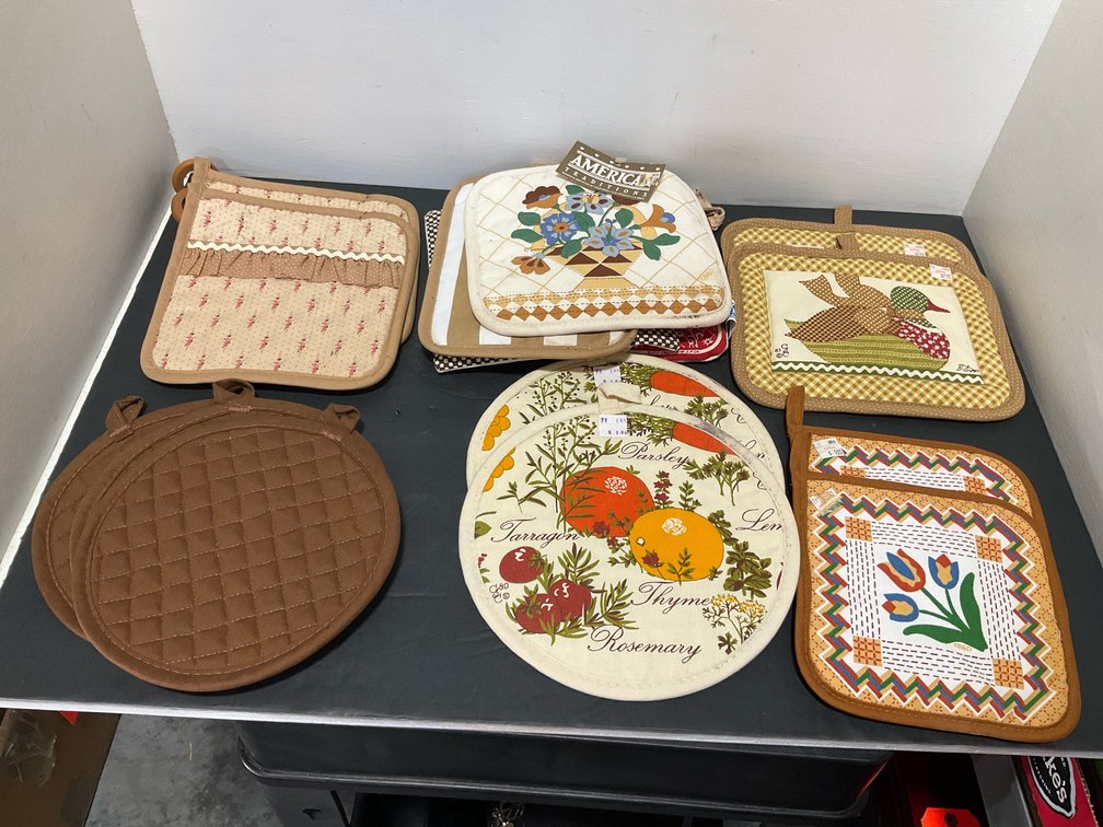Grouping of fabric pot holders & hot pads