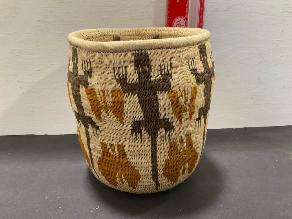 Coiled woven basket with lizard motifs