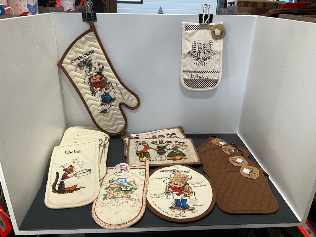 Assorted kitchen oven mitts & pot holders