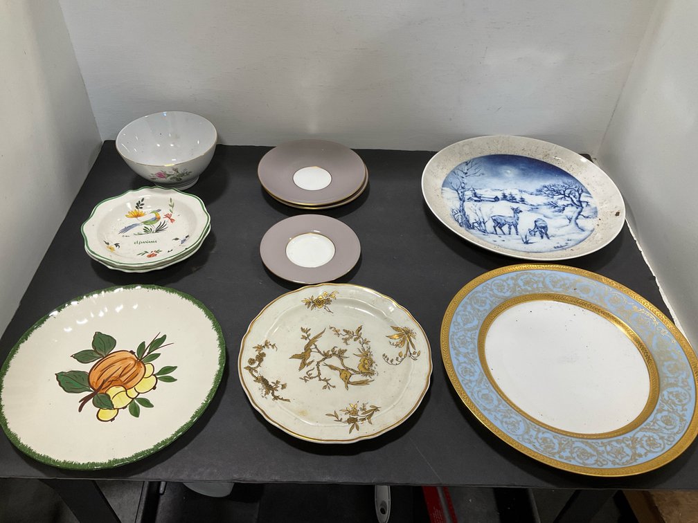 Assorted porcelain & ceramic plates, saucers & bowl