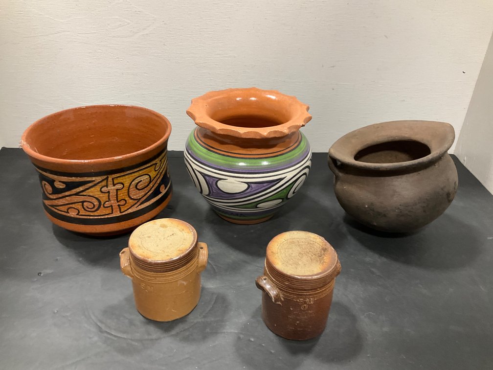 Grouping of ceramic & pottery vessels