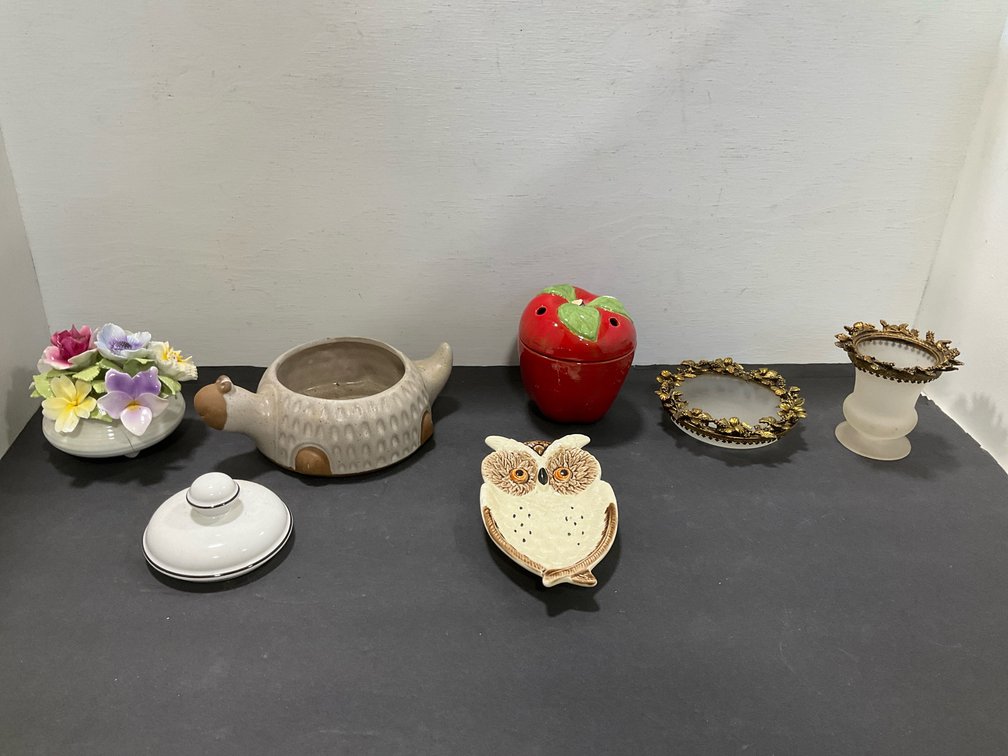 Grouping of ceramic, porcelain & glass decorative items