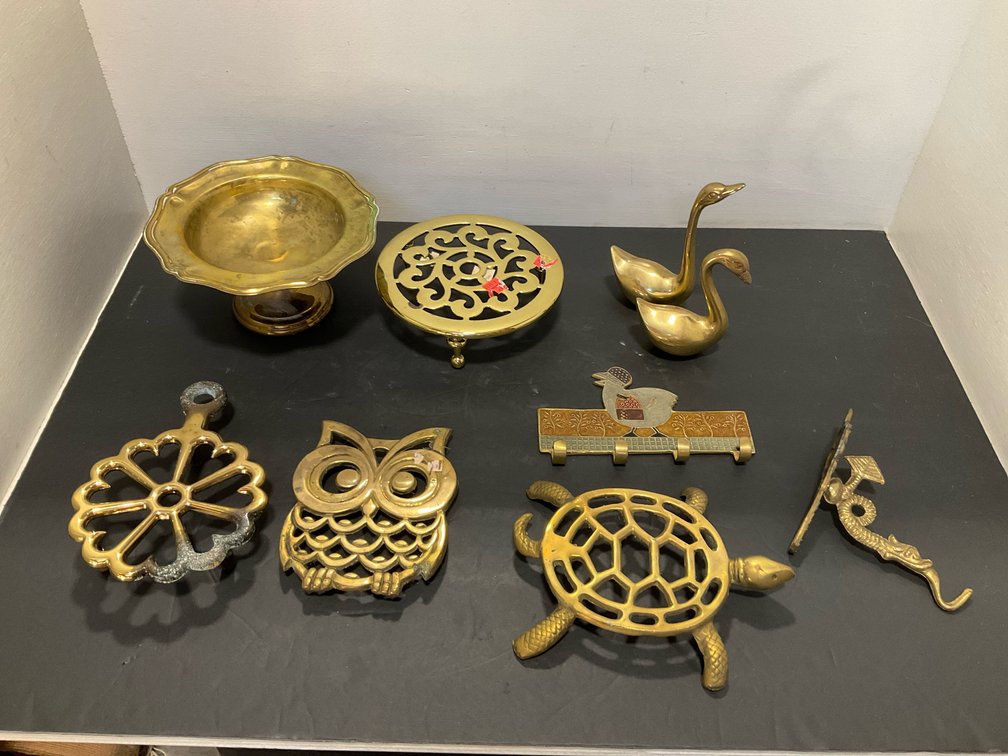Grouping of brass decorative items, trivets & hooks