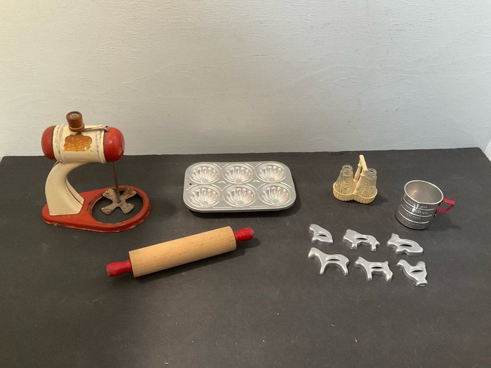 Miniature toy kitchen & baking set with stand mixer